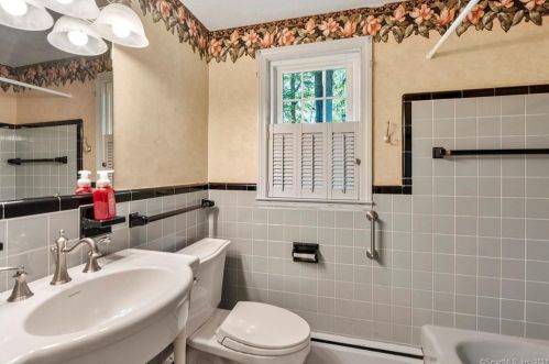 1 Barn Hill Rd, Bloomfield CT  06002-1218 exterior