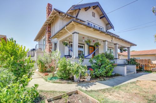 1090 Powell St, Hollister, CA 95023-4740