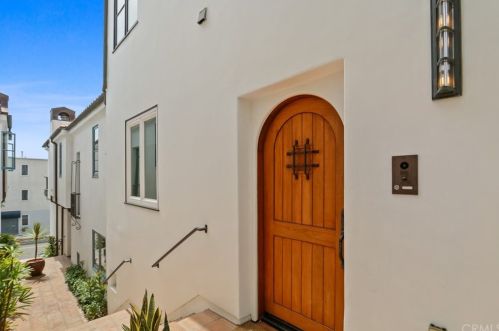 2215 Bayview Dr, Manhattan Beach CA  90266-4453 exterior