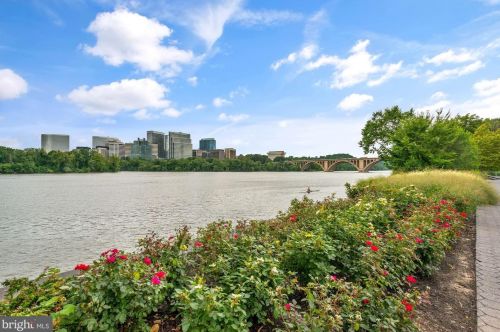 1030 31st St, Washington DC  20007-4405 exterior