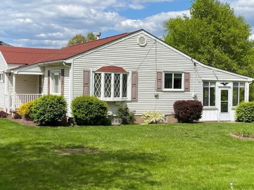 390 Scotland Ln, New Castle, PA 16101-8534