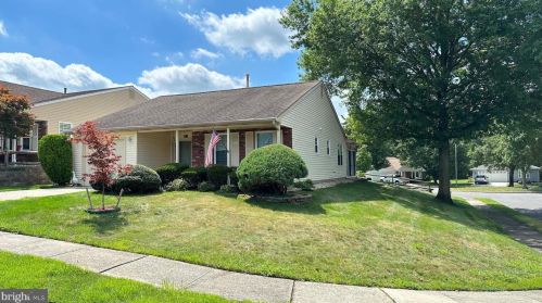 27 Lake View Ter, Columbus, NJ 08022-1033