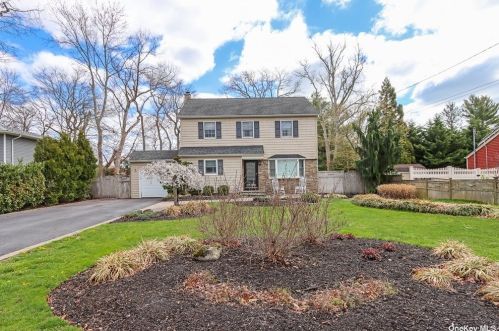 47 Lincoln Dr, Oakdale, NY 11769-2128