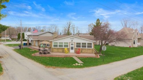 5218 Woodland Dr, Bass Lake, IN 46534-7994