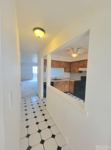 404 Woodbridge Commons Way, Iselin NJ  08830-3039 exterior