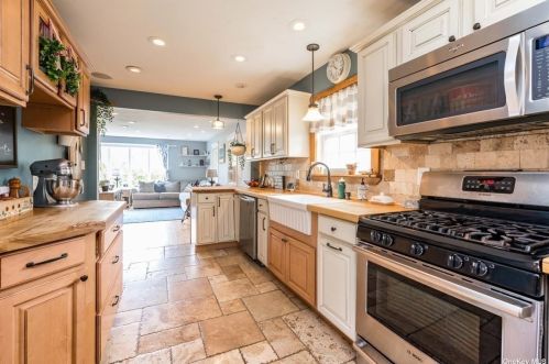 755 Hancock Pl, North Lindenhurst NY  11757-6904 exterior