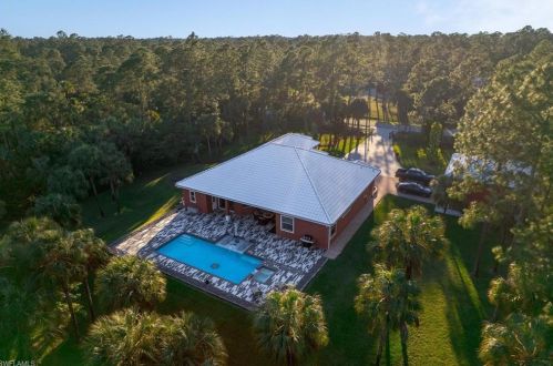 670 1 St, Naples FL 34117-5106 exterior