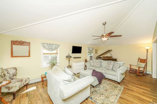 104 Sportsmen St, Central Islip NY  11722-3432 exterior