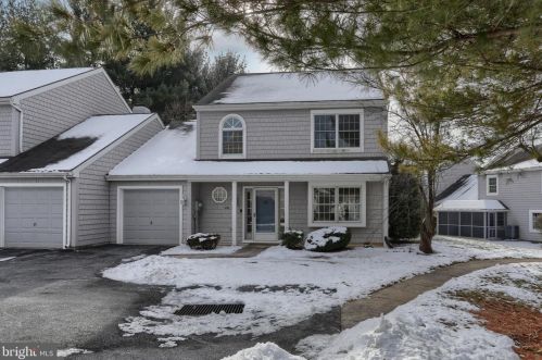 241 Crescent Dr, Swatara, PA 17033-2371