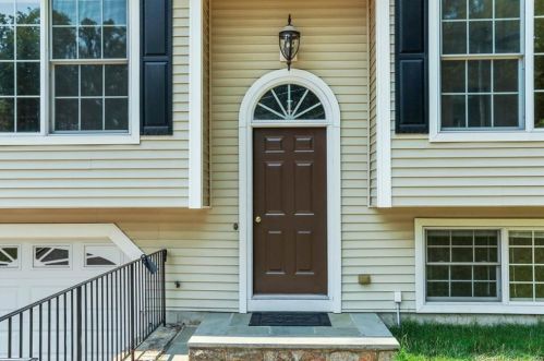 49 Tashua Ln, Bridgeport, CT 06611-1635