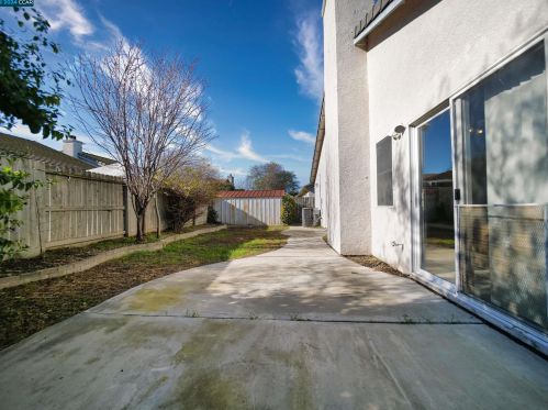 1062 Schadeck St, Manteca CA  95336-5956 exterior