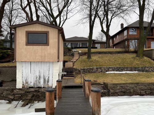 1462 Lakeshore Dr, Menasha WI  54952-1326 exterior