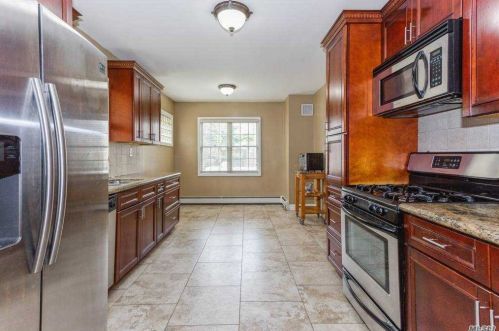 90 Primrose Dr, New Hyde Park NY  11040-2115 exterior