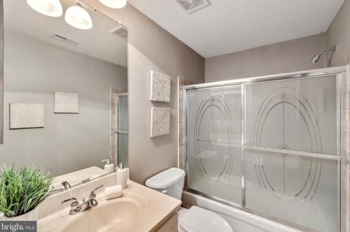 8701 Lords View Loop, Gainesville VA  20155-5806 exterior