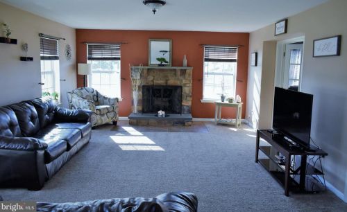 240 Oval Dr, Moselem, PA 19526-8536