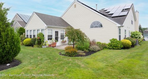 83 Rosewood Dr, Lakewood, NJ 08701-5770