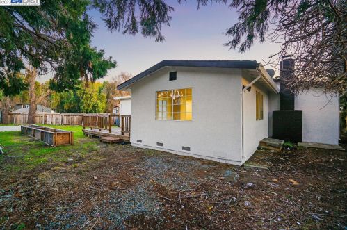2954 Clearland Cir, West Pittsburg CA  94565-3243 exterior