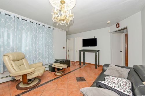 58 Maple St, Central Islip NY  11722-3130 exterior