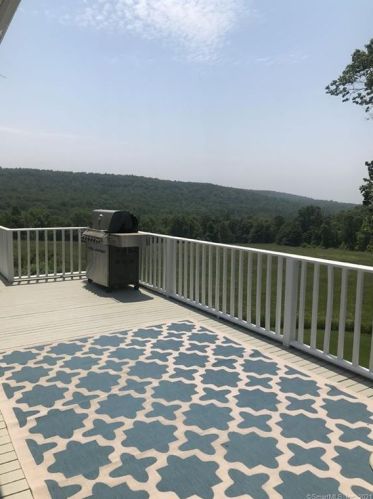 118 Oxbow Ln, Northford CT  06472-1152 exterior