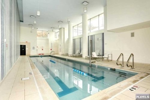 510 Hudson Park, Edgewater NJ  07020-1496 exterior