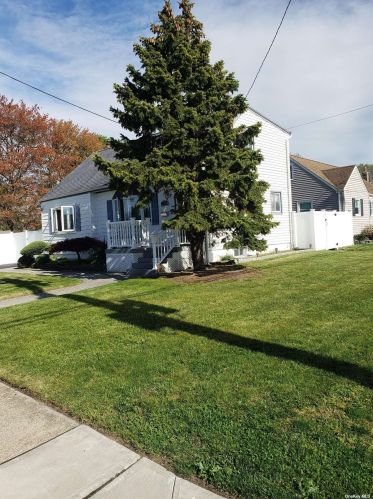 24 Pratt St, Babylon, NY 11704-8025