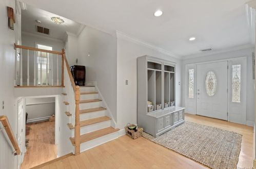 14 Upper Lake Rd, Mahopac, NY 10541-3349