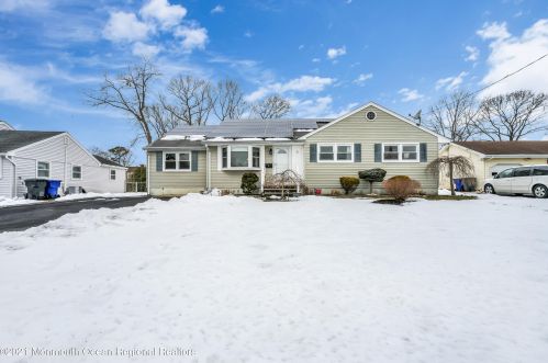 18 Laurelhurst Dr, Bricktown, NJ 08724-3644