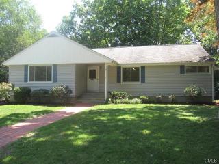 11 Rockland Cir, Bridgeport, CT 06611-3808