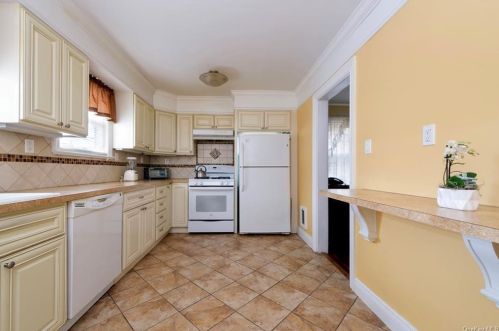 30 Second Ave, New Rochelle NY  10803-1418 exterior