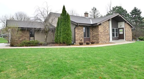 837 Crescent Ln, Chenequa WI  53029-2611 exterior