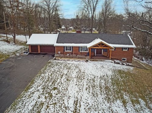 24 Fairhill Dr, New Castle, PA 16105-1106