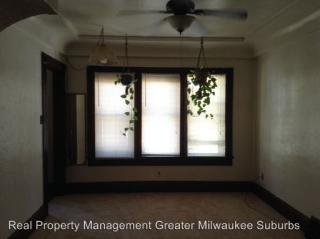 1707-A Burnham St, Milwaukee WI  53204-3118 exterior