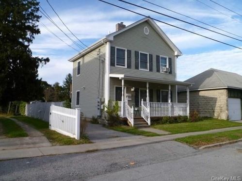 20 West St, New Hamburg, NY 12590-1940