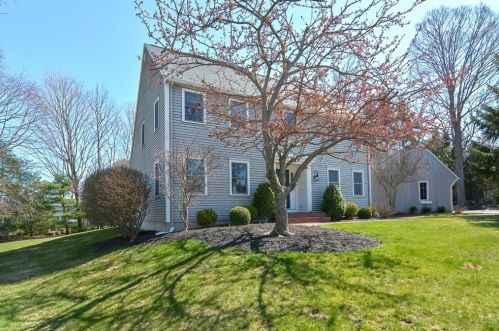 52 Hilltop St, Milton, MA 02186-5805