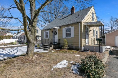 7 Lynette Dr, North Haven, CT 06473-1809