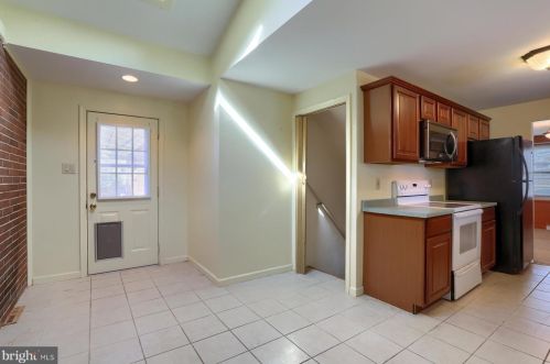 28 Center Dr, Camp Hill, PA 17011-7606