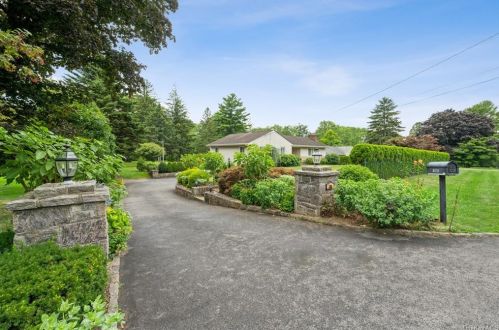 186 Nanny Hagen Rd, Thornwood, NY 10594-2106