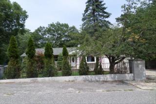 30 Fanning Blvd, Northampton, NY 11901-2131