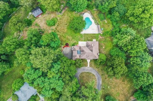 223 Jonathan Dr, Stamford CT  06903-1510 exterior