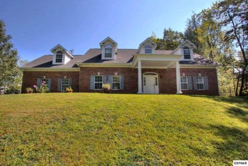 1742 Cardinal Dr, Gatlinburg, TN 37738-5839