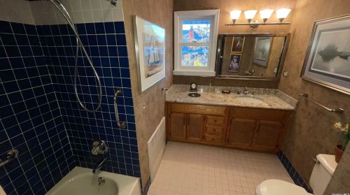 850 Sharon Ln, Westbury NY  11590-1422 exterior