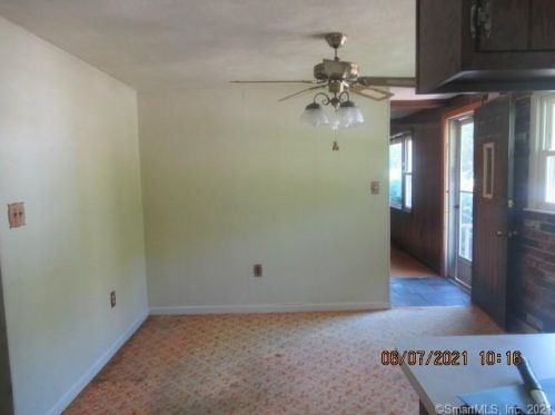 21 Carol Dr, Uncasville, CT 06382-2007