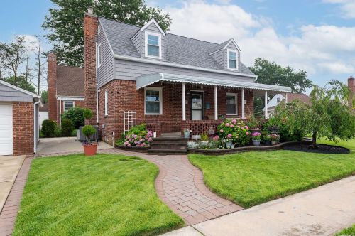 152 Landford Dr, Floral Park, NY 11003-4111