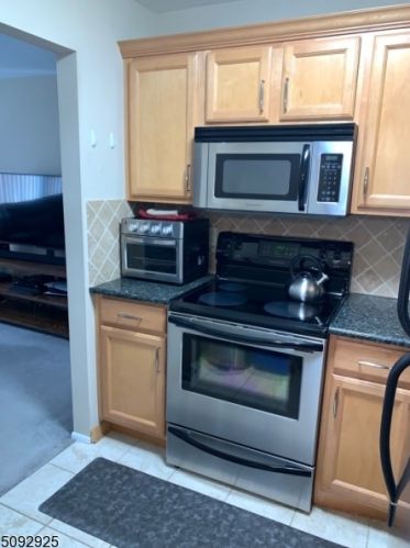 52 Lincoln Gdns, Lake Hiawatha, NJ 07034-2407