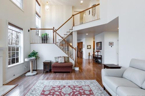 16 Independence Cir, Waterbury, CT 06762-3350