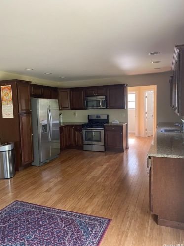 15 Irving Pl, Islip Terrace, NY 11752-1501