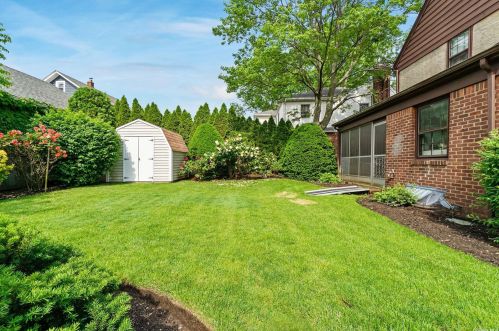 37 Mayfair Ave, Floral Park NY  11001-2546 exterior