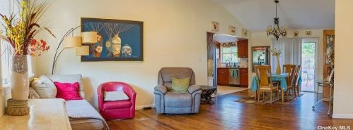 140 New York Ave, Bayshore, NY 11706-3251