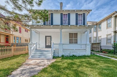 3214 Bernardo De Galvez Ave, Galveston TX  77550 exterior