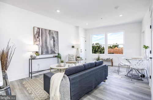 759 18th St, Washington, DC 20002-7228
